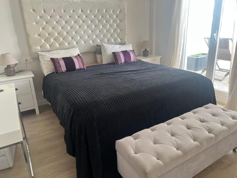 Habitación En Casa de Familia Room in family home Solamente para personas tranquilas Only quiet people Vacation rental in Marbella