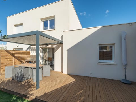 Property building, Facade/entrance, Off site
