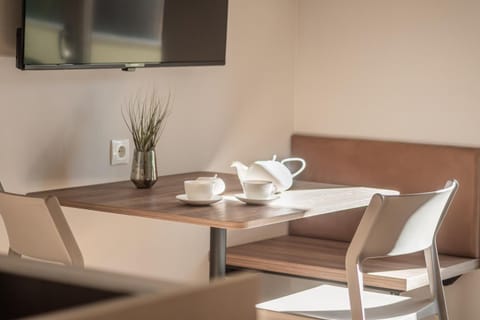 Seating area, Dining area