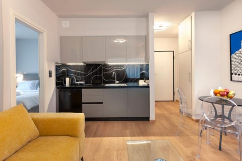 Kitchen or kitchenette, Living room, Seating area, Dining area, minibar, stove