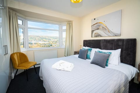Bed, Photo of the whole room, Bedroom, Mountain view