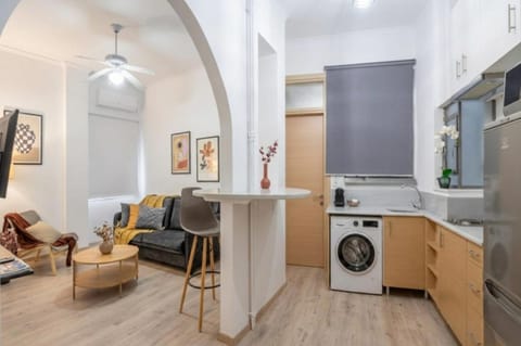 Kitchen or kitchenette, Living room, Seating area, Dining area