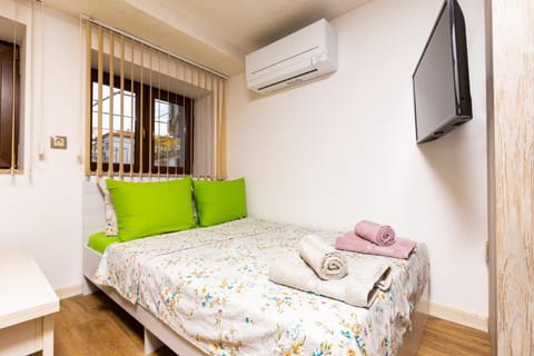 Bed, TV and multimedia, Photo of the whole room, Bedroom, towels