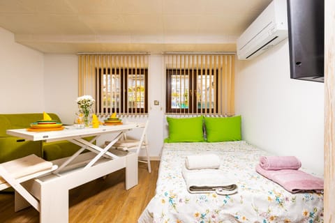 Bed, Living room, Photo of the whole room, Seating area, Dining area