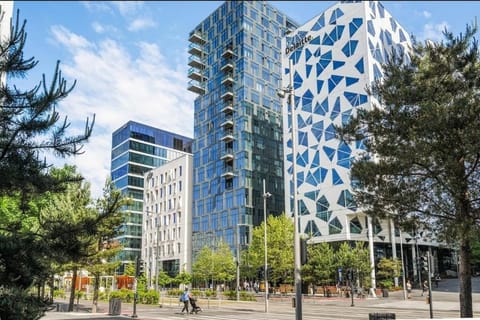 Property building, Day, City view, Location