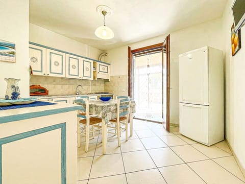 Kitchen or kitchenette, Dining area, oven, stove