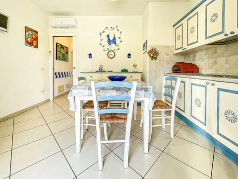 Kitchen or kitchenette, Dining area, stove