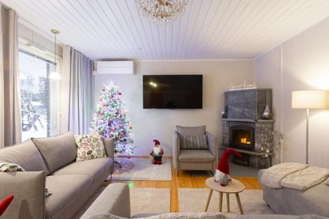 TV and multimedia, Living room, Seating area, Evening entertainment