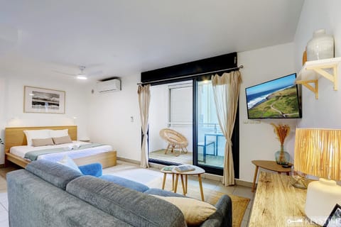 TV and multimedia, Living room, Photo of the whole room, Bedroom, air conditioner