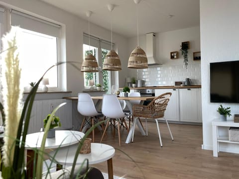 TV and multimedia, Kitchen or kitchenette, Living room, Seating area, Dining area