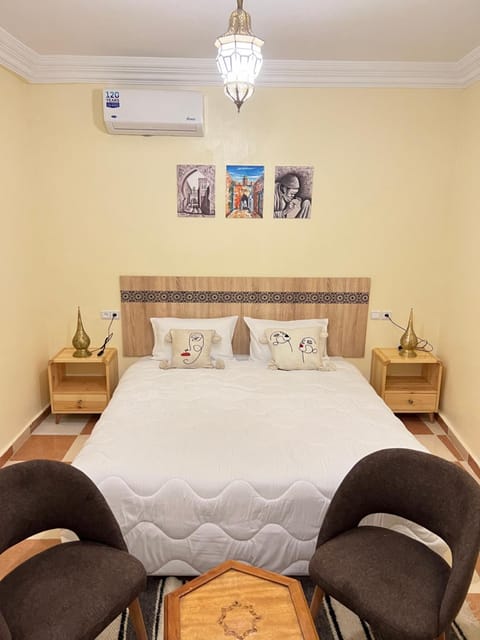 Bed, Living room, Photo of the whole room, Seating area, Bedroom, air conditioner