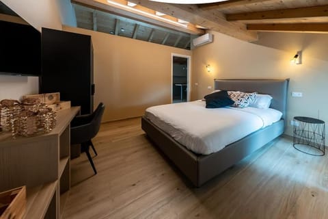 Bed, Photo of the whole room, Seating area