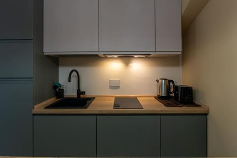 Coffee/tea facilities, Kitchen or kitchenette, stove