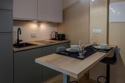 Coffee/tea facilities, Dining area, stove