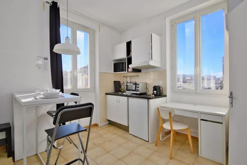 Appartement lumineux au cœur du Vieux-Port Apartment in Marseille