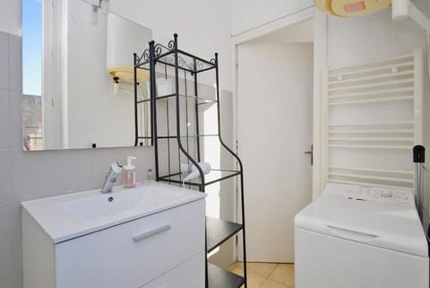 Appartement lumineux au cœur du Vieux-Port Apartment in Marseille