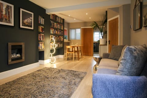 Library, TV and multimedia, Living room, Decorative detail, Seating area, Dining area