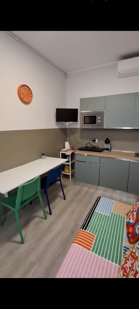 Bed, TV and multimedia, Coffee/tea facilities, Kitchen or kitchenette, Dining area, microwave, stove, kitchen