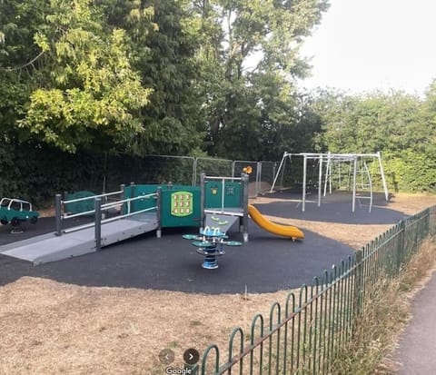 Bicester villa, 5Bedroom, Parking, WiFi, Garden House in Cherwell District