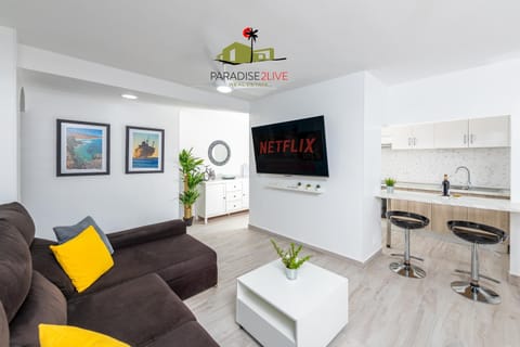 TV and multimedia, Kitchen or kitchenette, Living room, Seating area