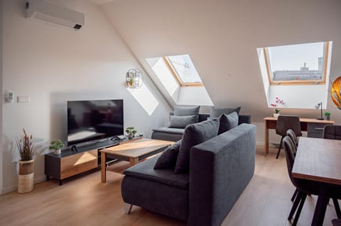 TV and multimedia, Seating area, Dining area