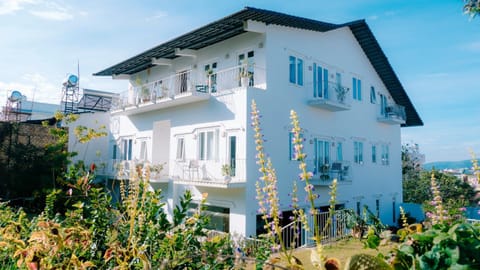 Property building, Day, Natural landscape, Garden, Garden, Garden view
