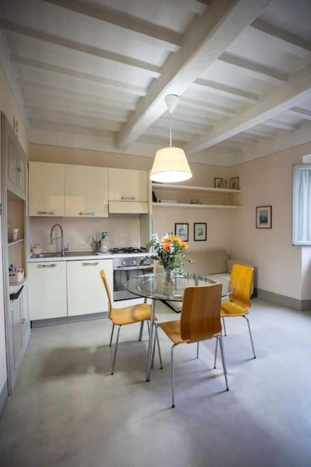 Kitchen or kitchenette, Living room, Seating area, Dining area, stove