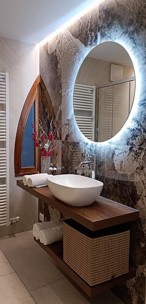 Shower, Toilet, Bathroom, hair dryier, towels, towels