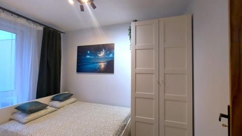 Bed, Photo of the whole room, wardrobe
