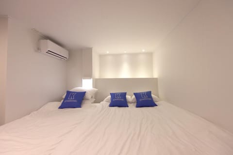 Bed, Photo of the whole room, Bedroom, air conditioner