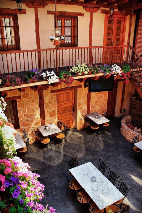 Restaurant/places to eat, Balcony/Terrace