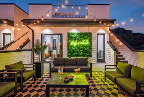 Rooftop Hot Tub City Views Pac-Man Pool Table House in East Nashville