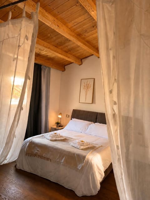 Property building, Restaurant/places to eat, Bed, Photo of the whole room, Bedroom, towels