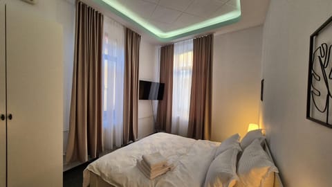 Bed, TV and multimedia, Bedroom