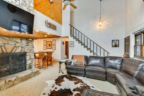 6 Mi to Skiing! Hot Tub Hideaway in Seven Devils House in Seven Devils