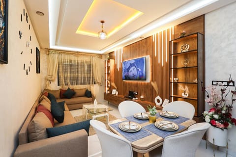 TV and multimedia, Living room, Seating area, Dining area