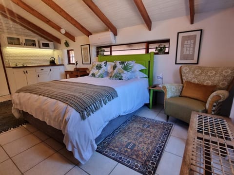 Kitchen or kitchenette, Seating area, Bedroom