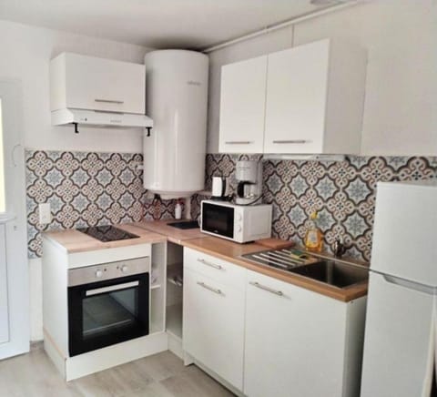Coffee/tea facilities, Kitchen or kitchenette, oven, stove, toaster
