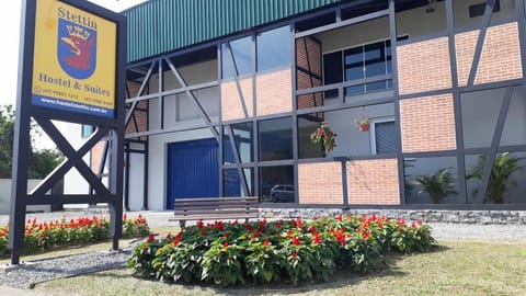 Property building, Facade/entrance, Property logo or sign, Garden, Parking