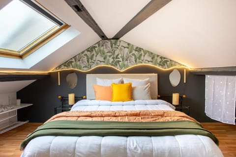 Bed, Photo of the whole room, Bedroom