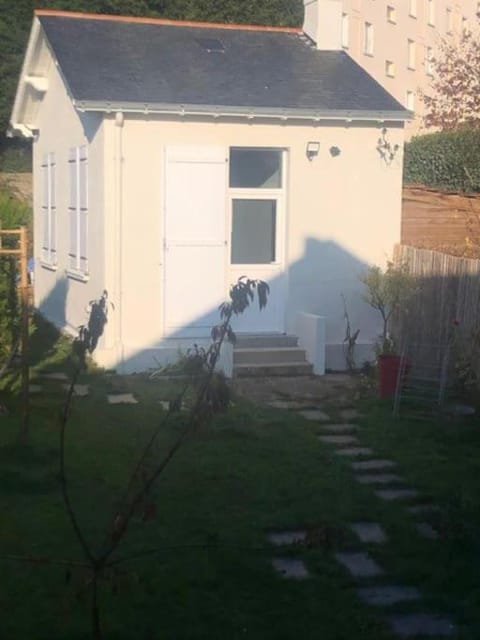 appartement indépendant dans jardin privé Apartment in Rezé