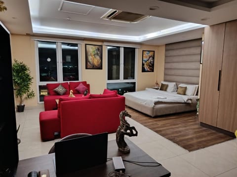 Bed, TV and multimedia, Photo of the whole room, Seating area, Bedroom