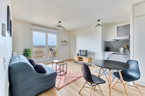 Apartment 10 minutes from Paris well connected-Metro 4 House in Île-de-France