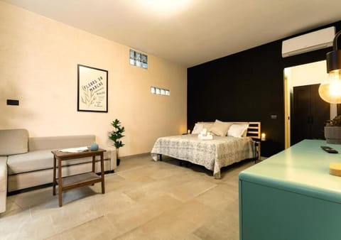 Bed, Living room, Photo of the whole room, Seating area, Bedroom