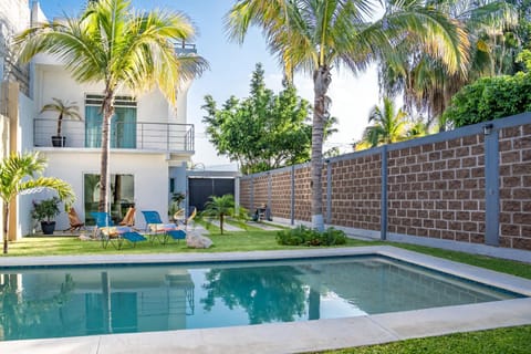 Property building, Day, Garden, Garden view, Pool view, Swimming pool, sunbed