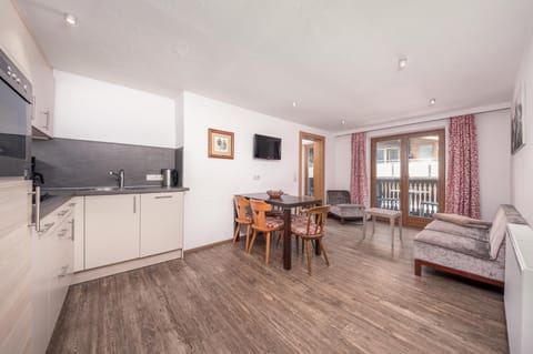 TV and multimedia, Kitchen or kitchenette, Living room, Seating area, Dining area, stove