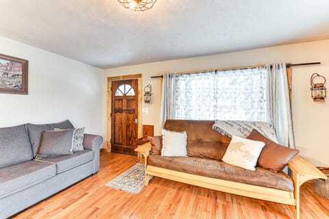 On 220 Acres! Hot Tub Haven in West Liberty House in Kentucky