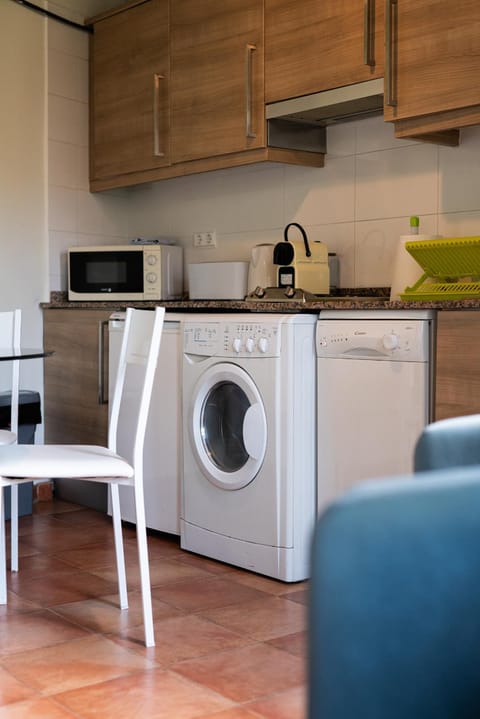 Coffee/tea facilities, Kitchen or kitchenette, dishwasher, microwave, washing machine, kitchen