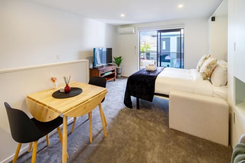 Bed, TV and multimedia, Dining area