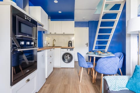 Kitchen or kitchenette, Living room, Seating area, Dining area, oven, stove, washing machine